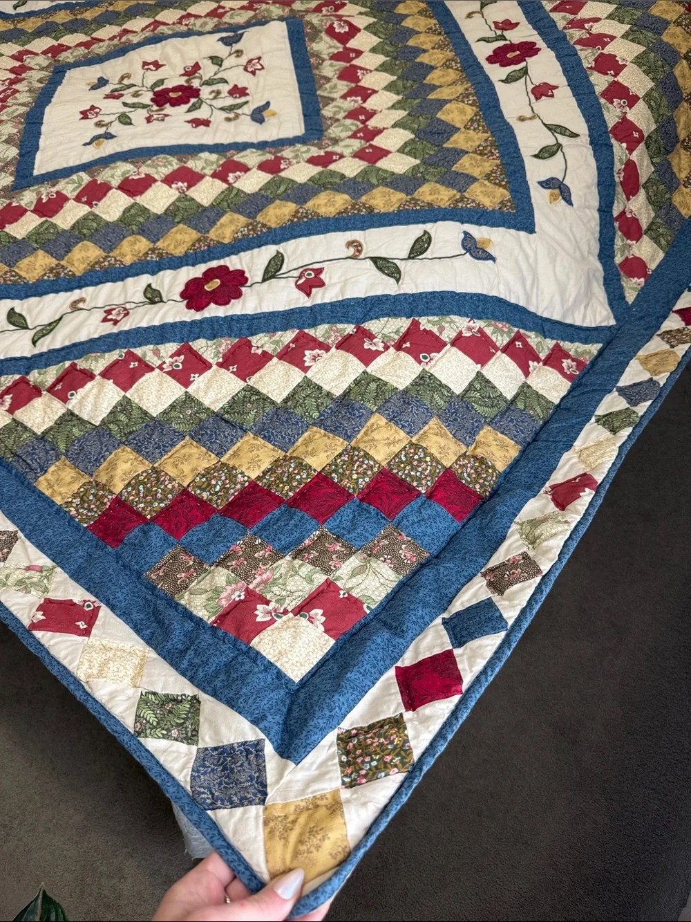 HANDMADE FLORAL VINTAGE-Inspired Patchwork Quilt - euc